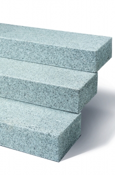 Granit Blockstufe "Ancelina" hellgrau 35/15/200cm gesägt + geflammt